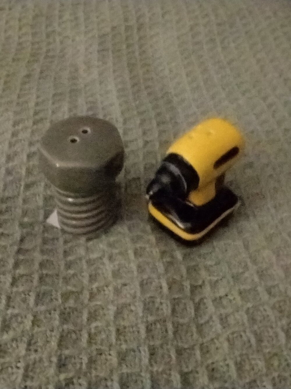 Salt & pepper shaker set- drill & screw